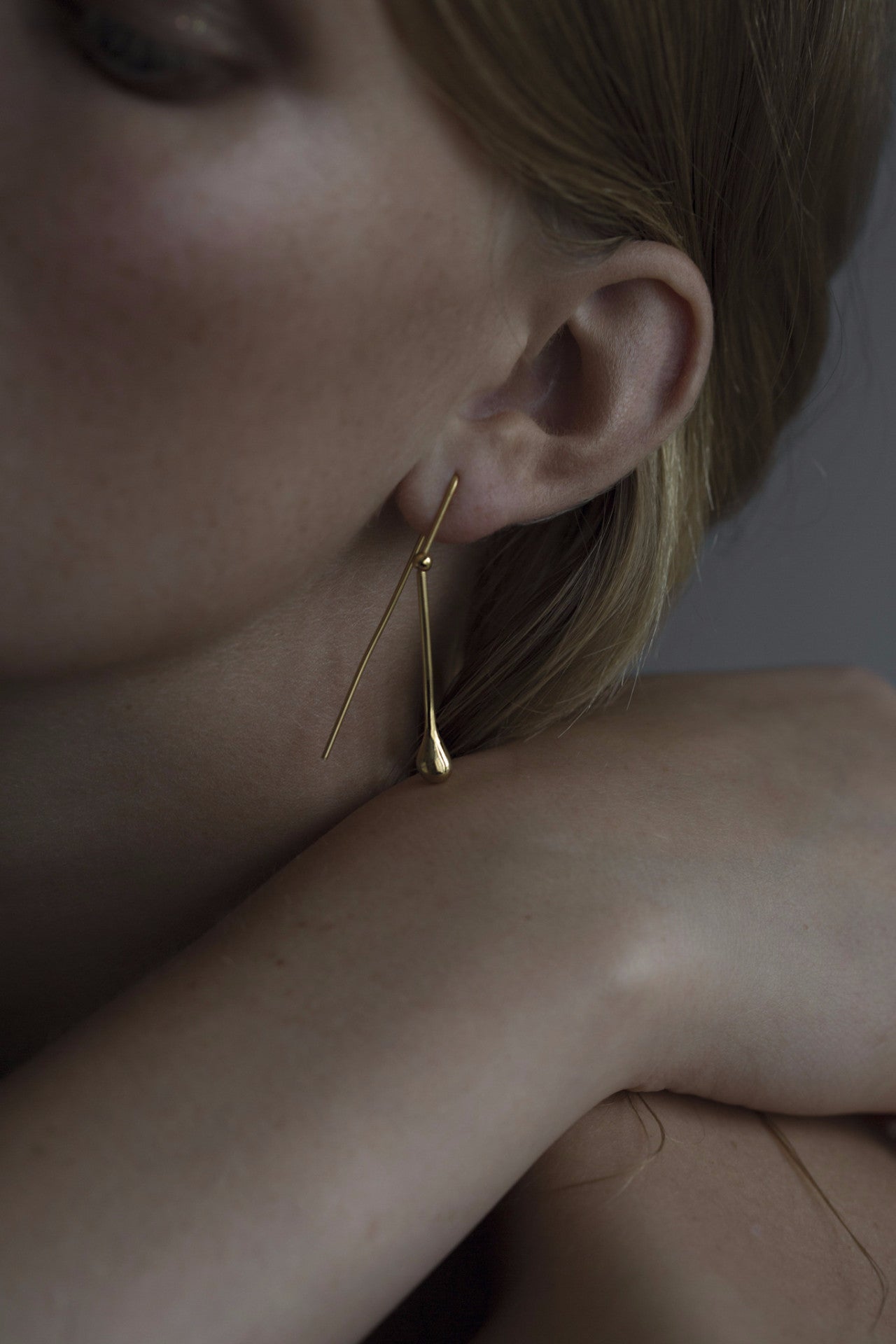 MOVING TEARDROP · EARRING · 18KT. GOLD